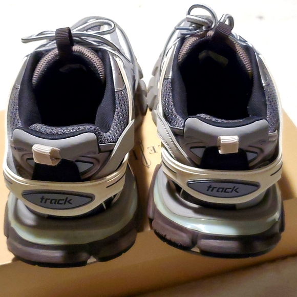 Balenciaga - Picture 4 of 9